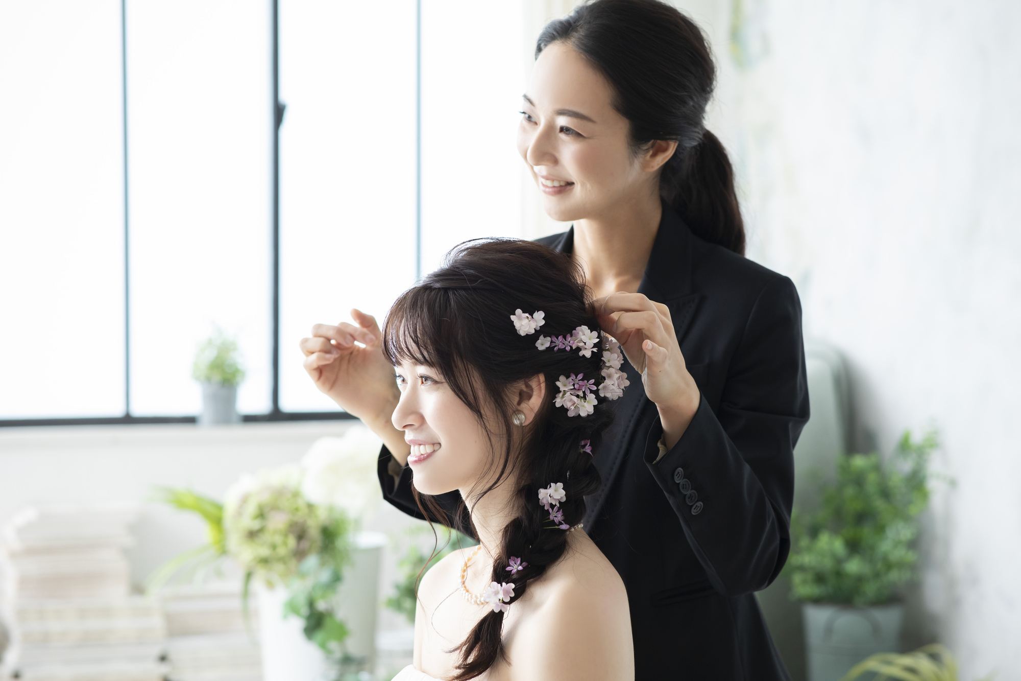 ブライダルヘアメイクの年収はどれ位 給料やキャリアアップの方法を解説 ブライダル業界の転職 求人はブライダルビズ Bridalbiz ブライダルヘアメイクの年収はどれ位 給料やキャリアアップの方法を解説 ブライダル業界の転職 求人はブライダルビズ Bridalbiz